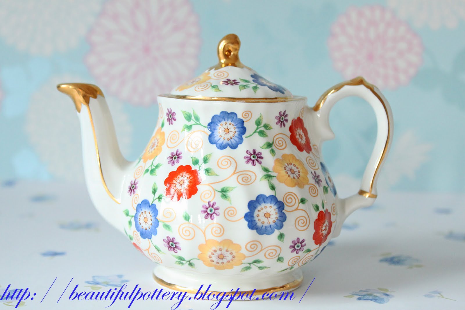BEAUTIFUL POTTERY Heirloom Teapots Collection ( Made In England )