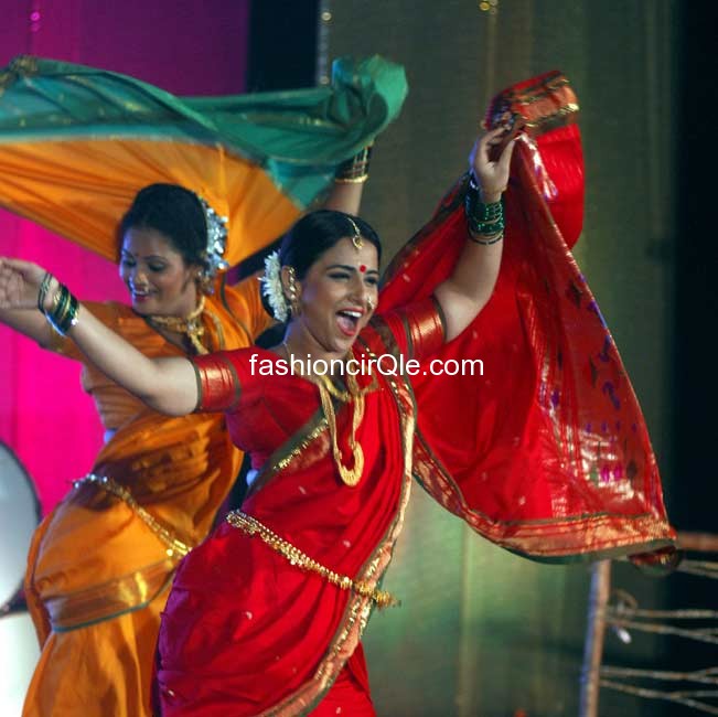 Vidya Balan red lavani dress at ranga sharda - (4) -  Vidya Balan does Lavani dance at Ranga Sharda HOT