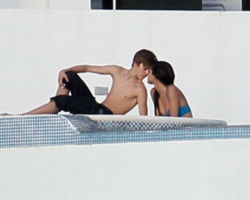 selena gomez and justin bieber kissing pictures. girlfriend selena gomez and