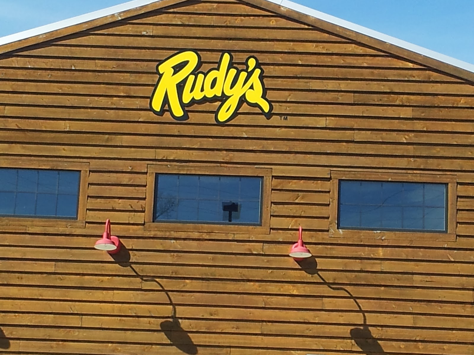 The HappiTraveler Rudy's Country Store and BBQ ster, TX