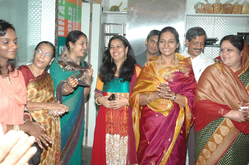 Jeeva Shankar at One Mb Shop Launch Stills Gallery Photos film pics