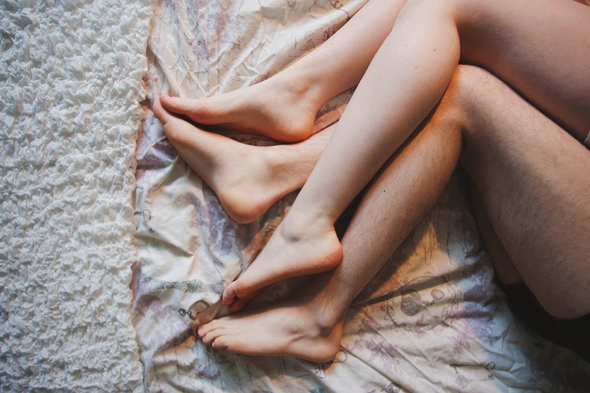 Красотка Uma Jolie получает много густой спермы на ноги от парня.