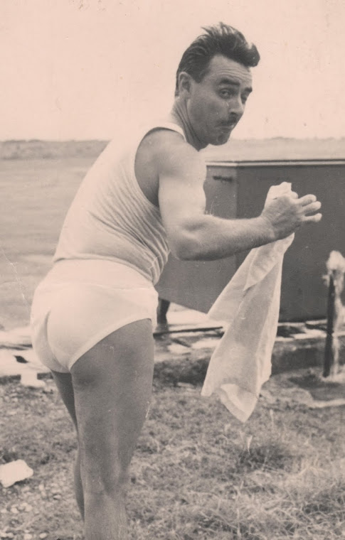 Carlo Narratone in una posa scherzosa al mare negli anni '60