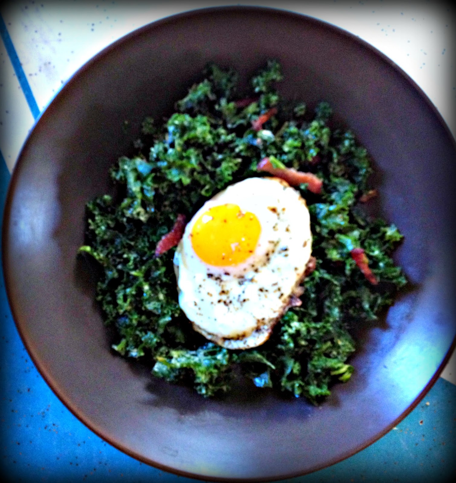 living awesomely breakfast salad kale, avocado, bacon & egg