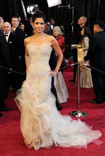 halle berry oscars 2011 pictures. Halle Berry - Oscars 2011