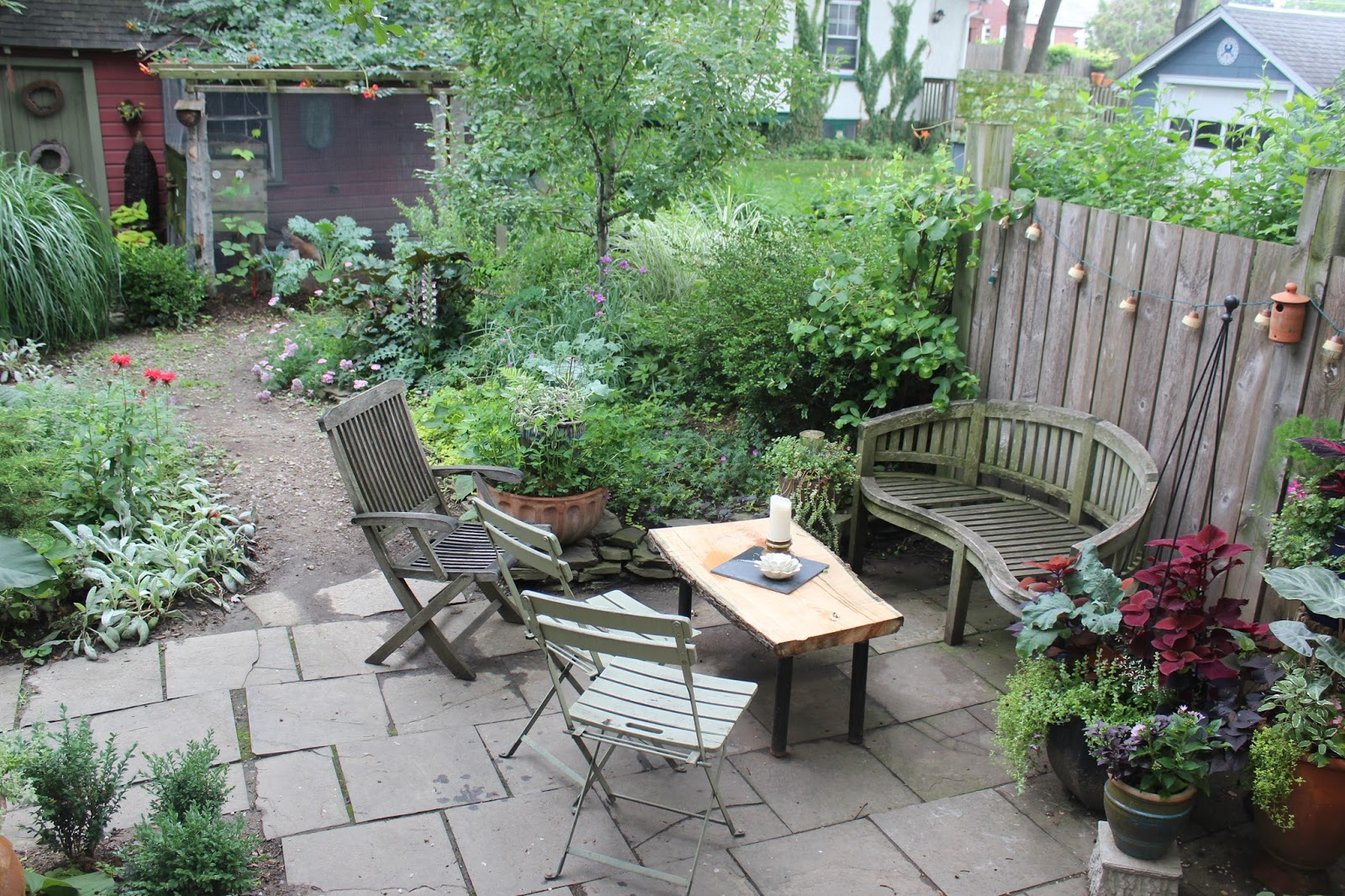 tend: Pedestals and plinths in the garden