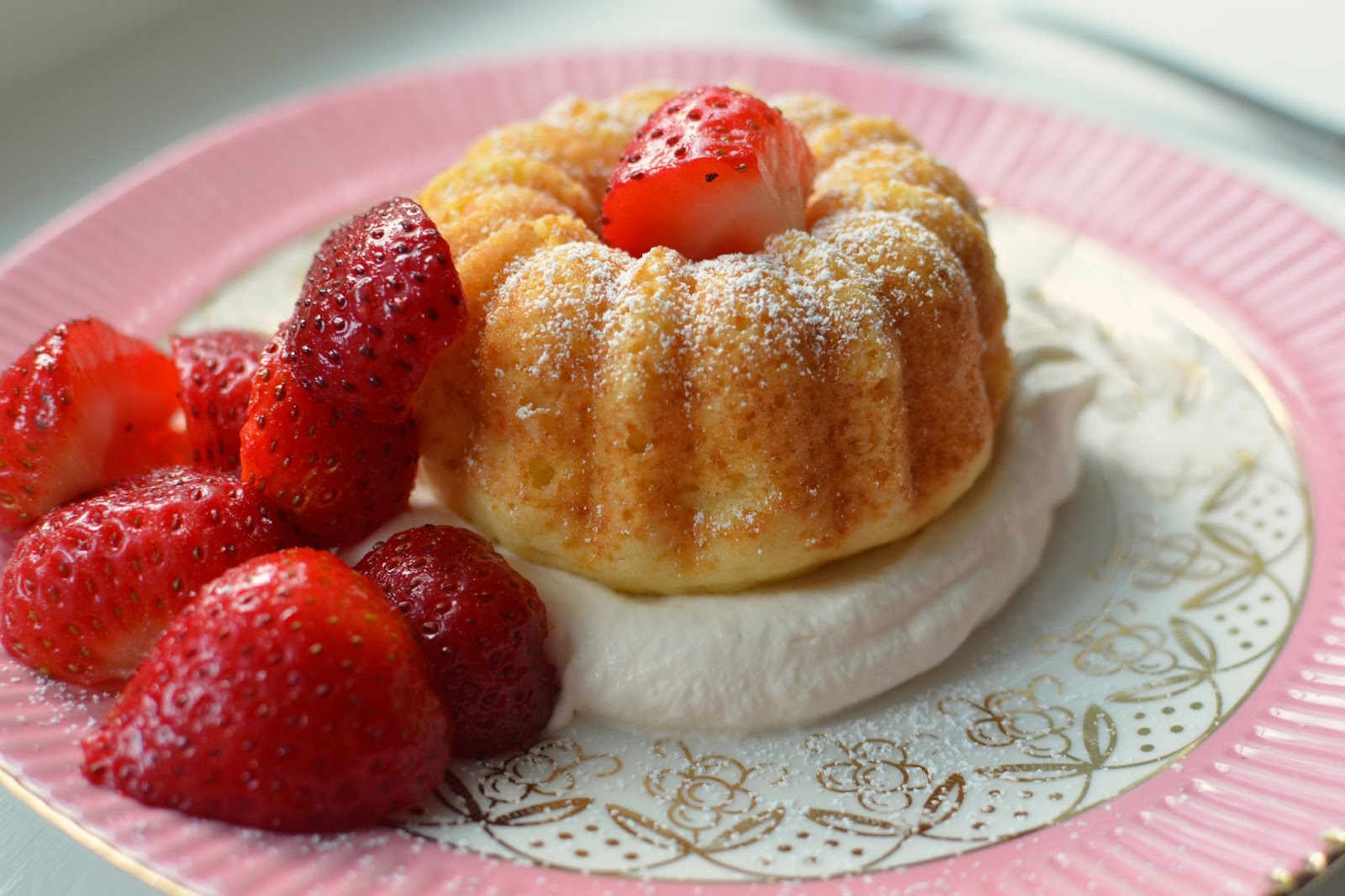 Playing with Flour Whipped cream cakes with berries