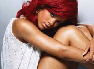 Rihanna cabello rojo
