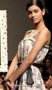 Diana Penty Hot Pics - Model Ramp Walk Fashion Show - DESI MASALA BABES PICS - Famous Celebrity Picture 