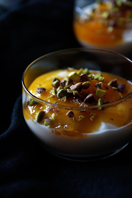 yogurt greco, kaki e pistacchi. | il sole di mezzanotte.