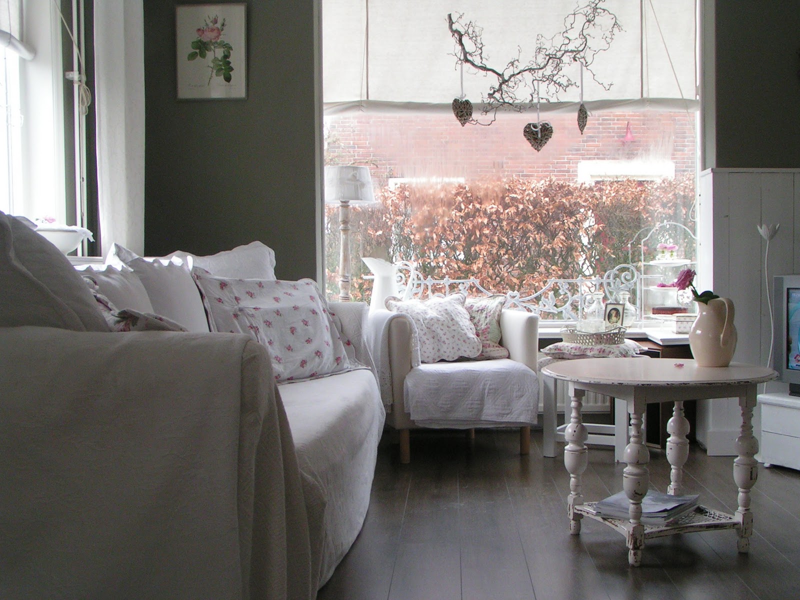 Brocante woonkamer kleuren: old basics brocante vitrinekast in beeld.
