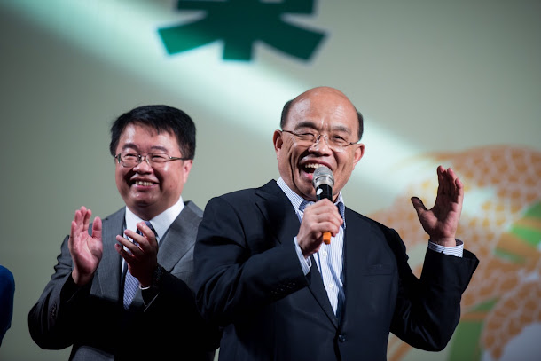 民進黨新北市黨部主委余天(右2),今晚也來為吳秉叡站台,眾人大合唱一曲「你是我的兄弟」。 民進黨新北市黨部主委余天(右2),今晚也來為吳秉叡站台,眾人大合唱一曲「你是我的兄弟」。