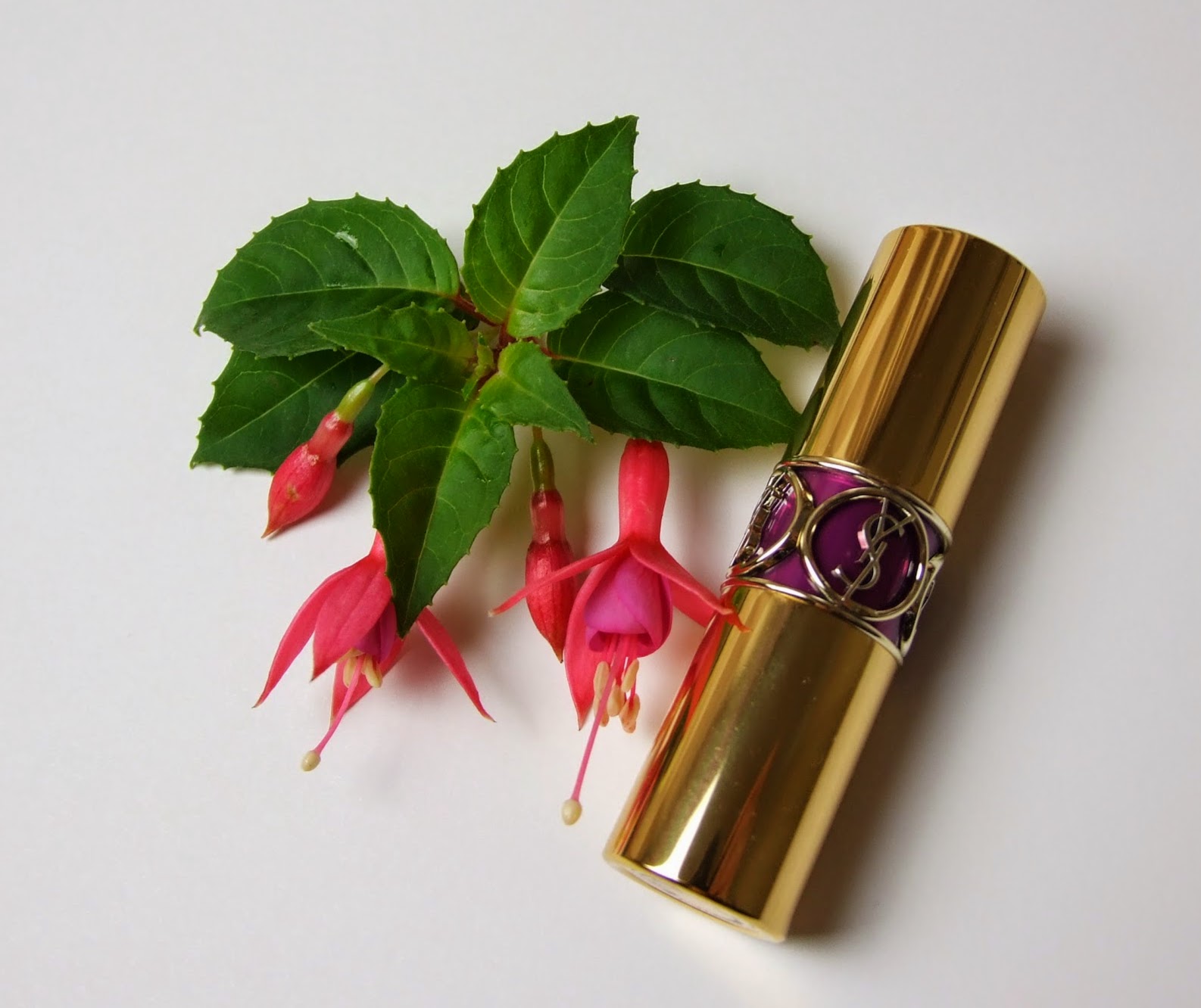 YSL Rouge volupte shine lipstick Fuchsia in rage No 19 beauty blog review swatch lips