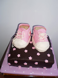 tarta con forma de zapatillas rosas converse de all star
