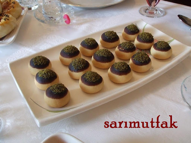 SARI MUTFAK ÇAY DAVETİ MASAM VE ÇİKOLATA SOSLU TOP KURABİYELER