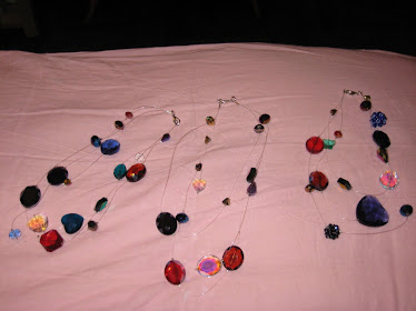 collane con filitrasparenti e pietre multicolor e multiforma