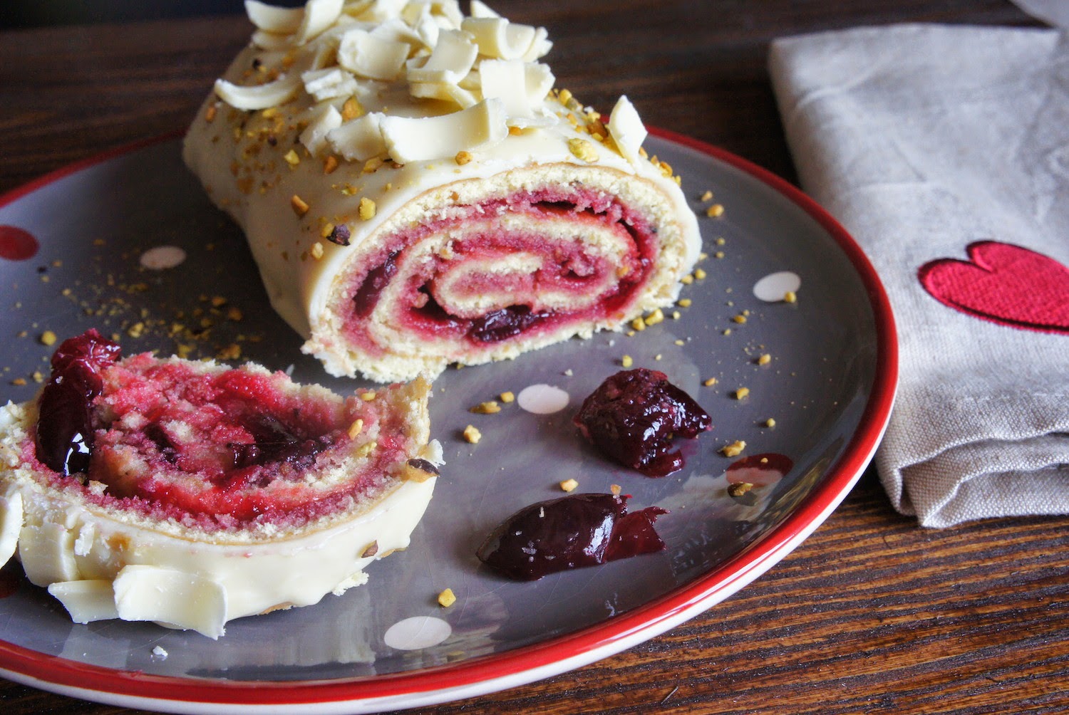 Gâteau roulé à la confiture de cerises et au chocolat blanc
