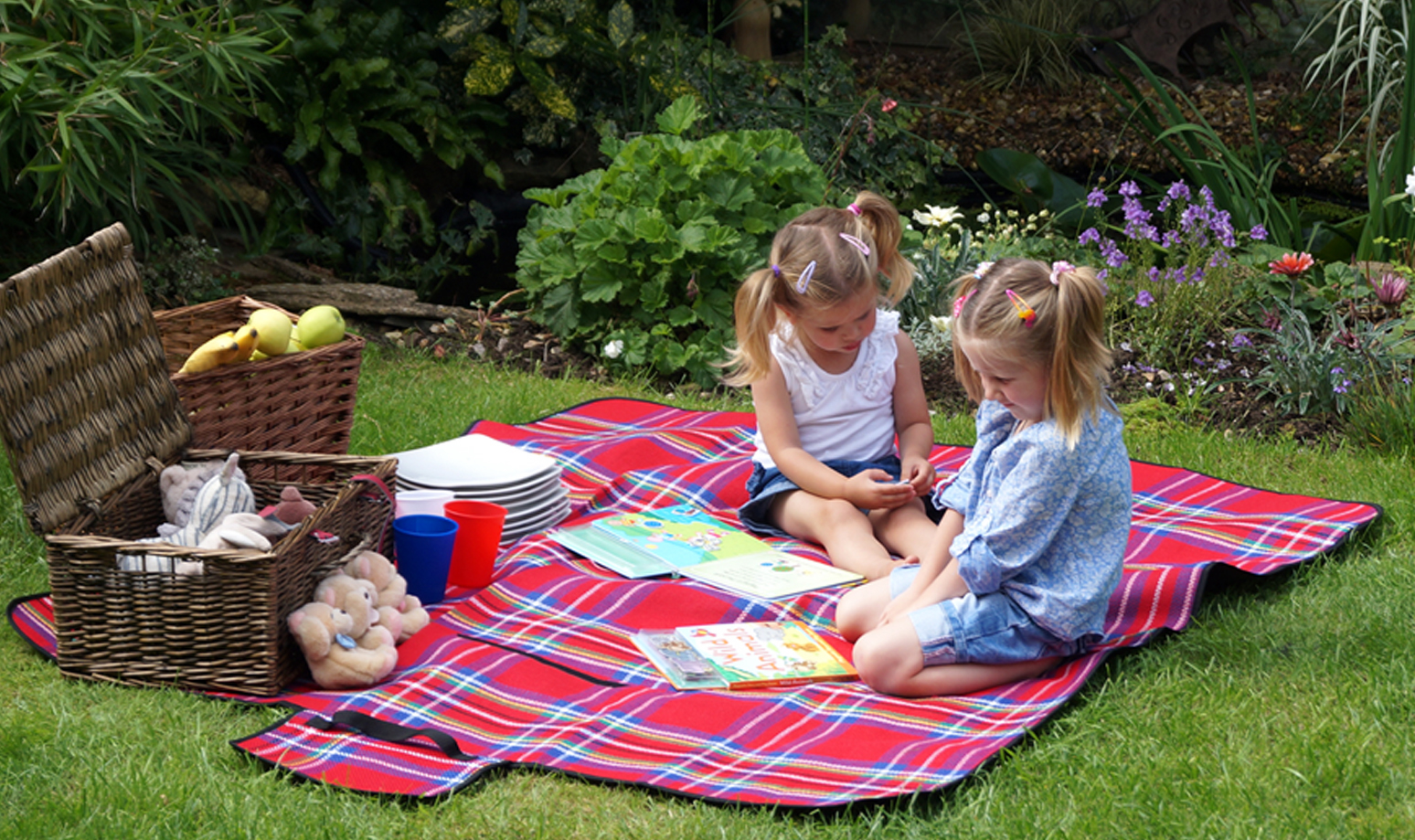 Searching For The Perfect Picnic Blanket - Café Society XXI