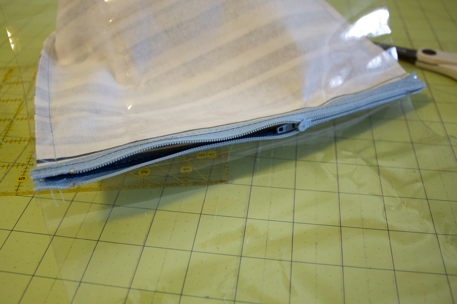 Handmade by Meg K VinylLined Makeup Bag {Tutorial}