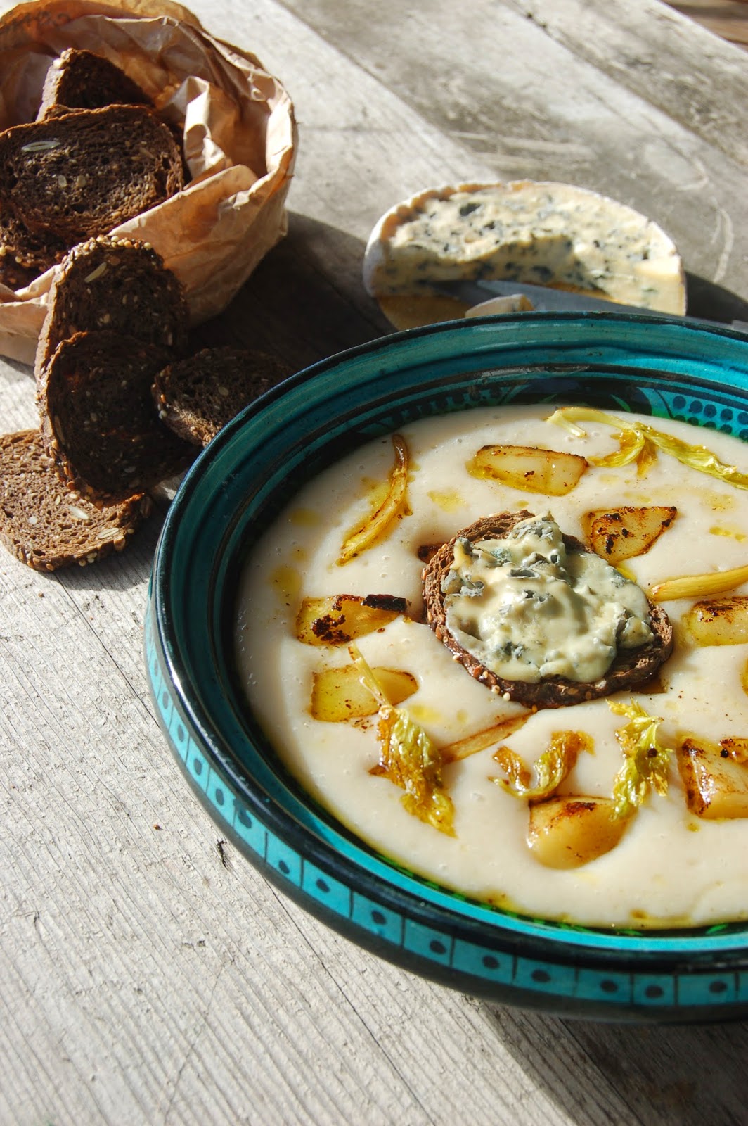Soupe Chou fleur / Pomme de Terre & Pain Noir au Roquefort