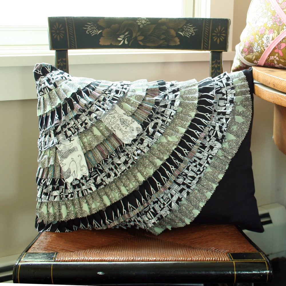 Tutorial Ruffled Fan Pillow Cloud9 Fabrics