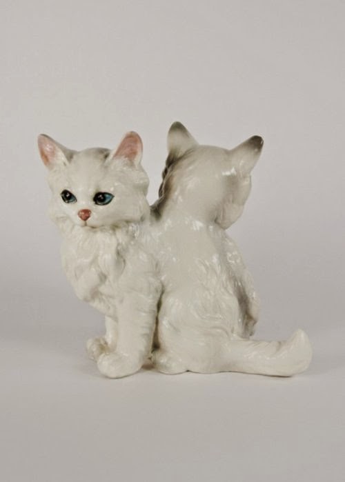 As surreais esculturas com animais híbridos de porcelana de Debra Broz Debra Broz esculturas porcelanas cerâmica surreais kitsch animais modificados vintage
