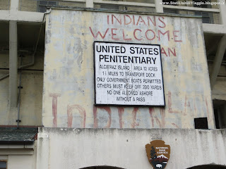 La scritta Indians welcome fa riferimento all'occupazione dell'isola da parte degli indiani d'America avvenuta nel 1969