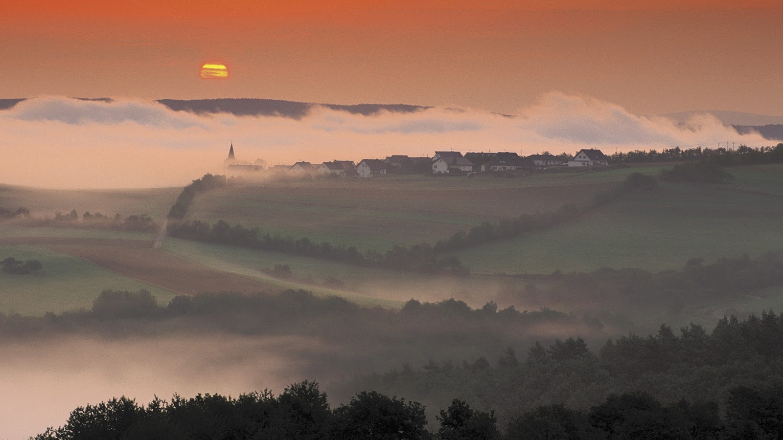 http://3.bp.blogspot.com/-hMD6_frhVE0/UA1c2Fb_HoI/AAAAAAAAAdA/DCbs4qfH2QA/s1600/Foggy+Village+at+Sunrise.jpg