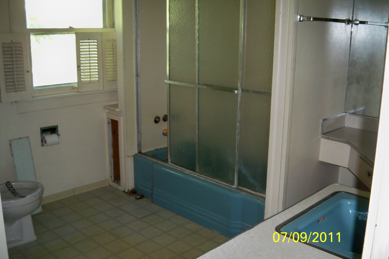 flippinga4square UPSTAIRS BATHROOM