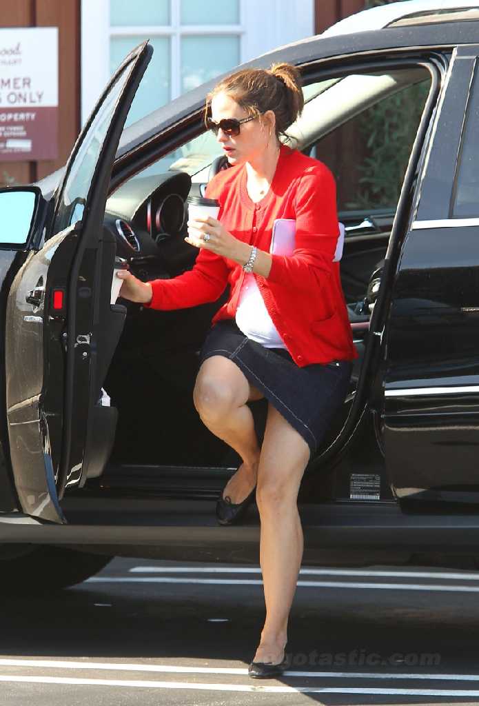 Famous Holiday: Jennifer Garner Upskirt White Panty in The Country Mart