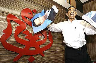 在2008年9月，巫统升旗山区部主席阿末依斯迈发表“华人寄居论”，一度引发槟州巫统和民政党断绝关系。  当时，阿末依斯迈的支持者愤怒拆下槟州巫统总部张挂的许子根照片，当著摄影记者的镜头，将许子根的照片