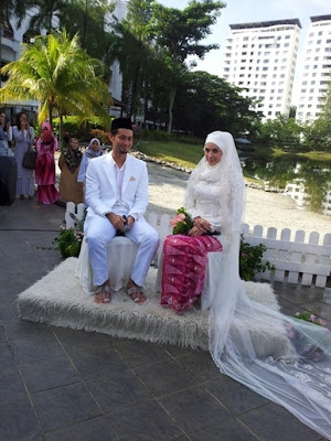 Kisah penceraian yang ditinggalkan begitu sahaja selepas itu mengandung 9 bulan seorang diri tanpa suami disisi. Taniah buat Farid Kamil dan Diana Danielle di hari pernikahan. Gambar pernikahan Diana Danielle