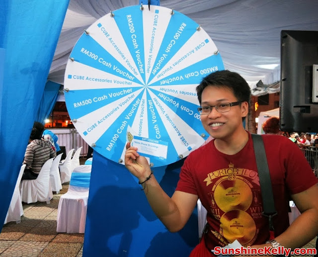 Celcom First, Celcom, iPhone 5s, iPhone 5c, Celcom Blue Cube, Sunway Pyramid, the cube, spin win