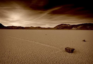 ปริศนา หินเดินได้ sailing-stones