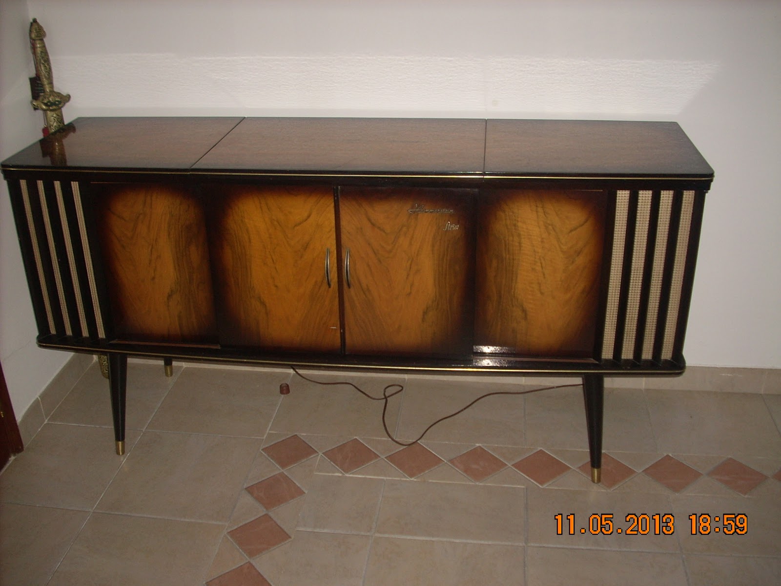 Omnia Ars Antiguidades / Velharias Móvel Rádio/Gira discos