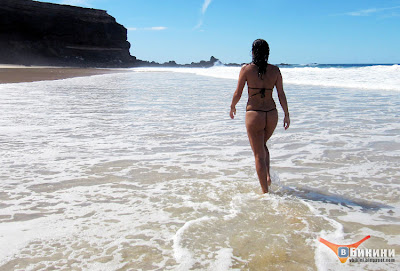 Пляжные фото девушки брюнетки в бикини, сделанные на острове Фуэртевентура