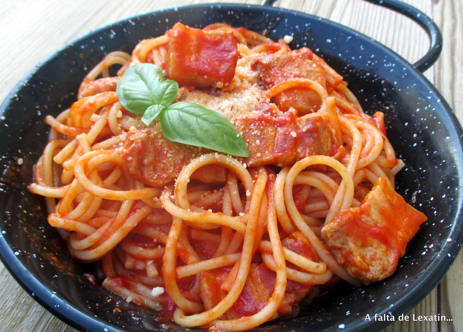 Spaghettoni Con Salsa Picante De Tomate Y Panceta
