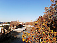 Ponte sul Fiume Tevere tratto vicino isola Tiberina Roma