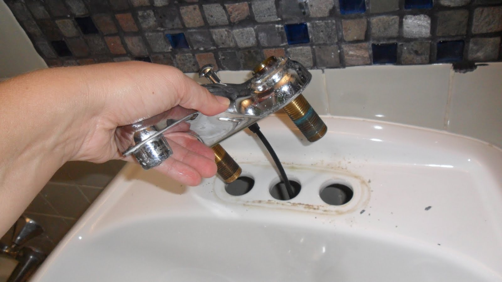 Luckii Arts Replacing a bathroom faucet!