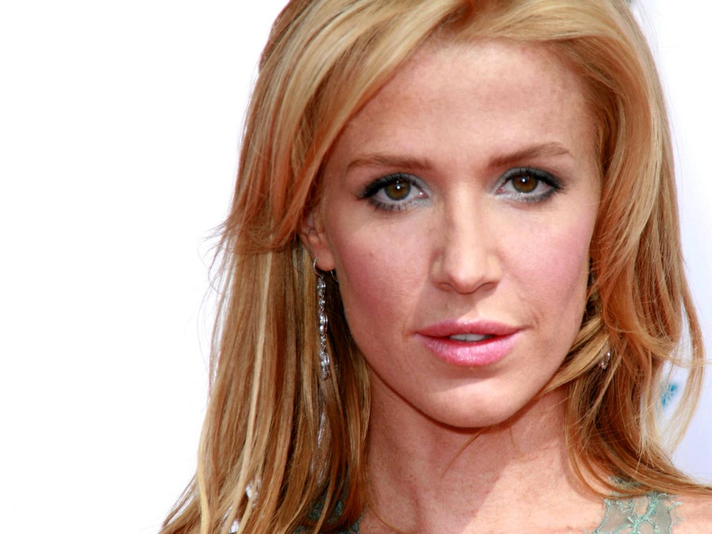 http://3.bp.blogspot.com/-hV7sURcMDu4/TdTOS-JhQwI/AAAAAAAAQEo/xq__HFfN-e8/s1600/australian-actress-poppy-montgomery-wallpaper.jpg