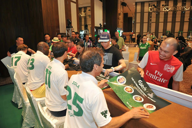 Yours truly (far right) getting the poster autographed by the legends. Photo credit: fb.com/carlsbergmalaysia
