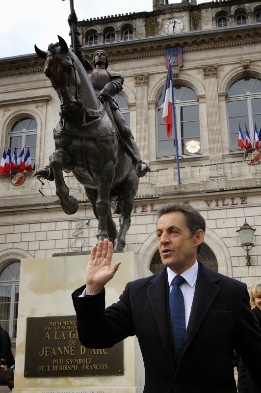 法國當地時間6日是聖女貞德600歲冥誕,法國總統薩科奇(Nicolas Sarkozy)特別前往貞德故里參加紀念活動,他在現場致詞表示,這位聖人「不屬於任何黨派」。圖片來源:達志影像/路透社 法國當地時間6日是聖女貞德600歲冥誕,法國總統薩科奇(Nicolas Sarkozy)特別前往貞德故里參加紀念活動,他在現場致詞表示,這位聖人「不屬於任何黨派」。圖片來源:達志影像/路透社
