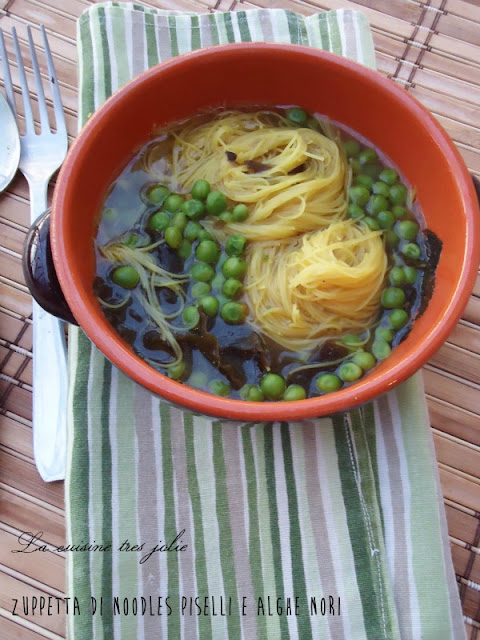 zuppetta di spaghettini di riso alghe e piselli