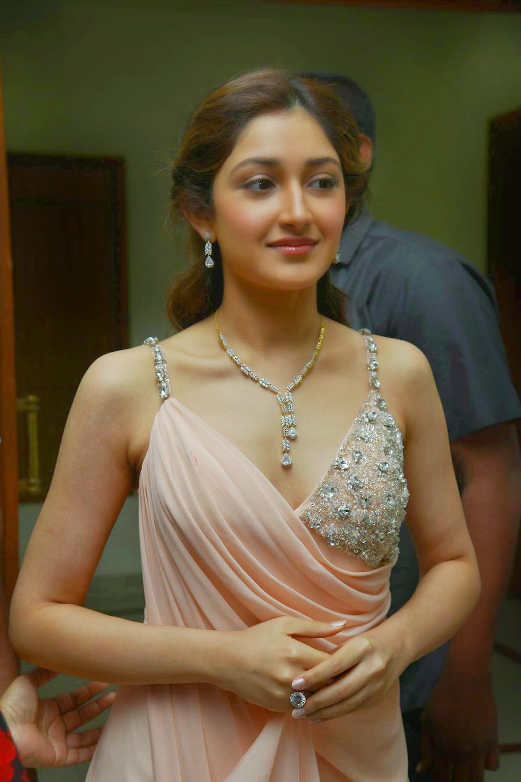 High Quality Bollywood Celebrity Pictures: Sayesha Saigal Sexiest ...