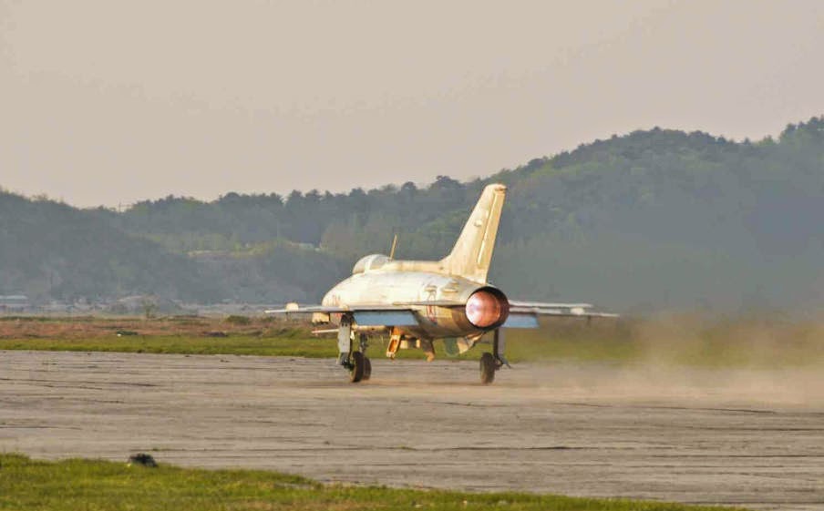النشاطات العسكريه للزعيم الكوري الشمالي كيم جونغ اون .......متجدد  Kim+Jong-un+guiding+Air+Force+MiG-21+during+flight+training+3