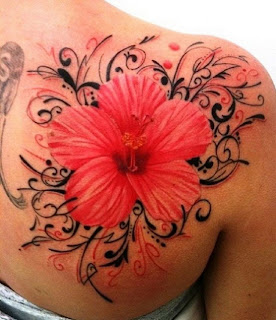 Flor vermelha linda nas costas
