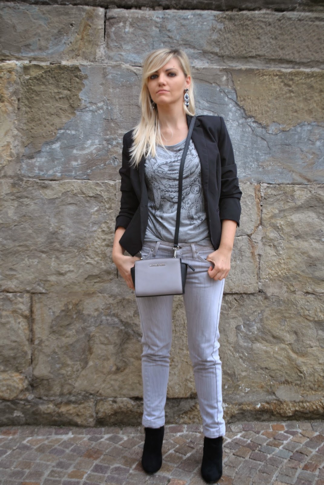 ColorBlock By FelyM. OUTFIT AUTUNNALI GREY JEANS, BLACK BLAZER AND
