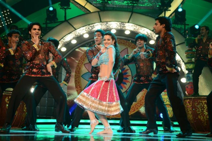 Amisha Patel sexy navel - Amisha Patel Dance Performance Apsara Awards 2012