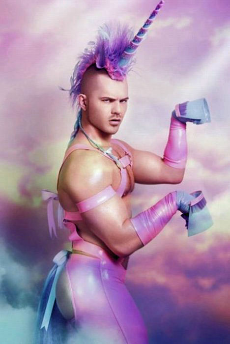 Witziges schwules Kostüm - Mann als rosa Einhorn lustig