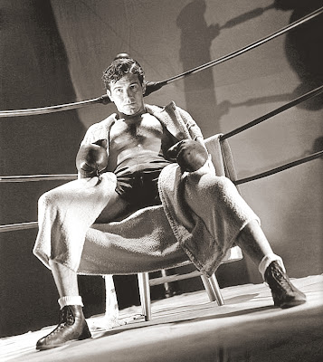 Ernie Driscoll (John Payne) is a washed-up boxer who was on the verge